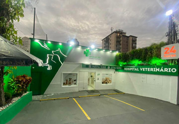 Fachada do hospital AnimalLife à noite
